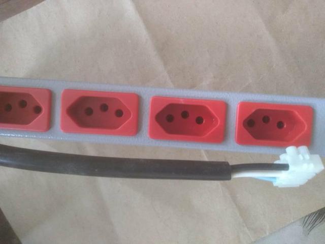 Régua Com 4 Tomadas 20a , 1 Dados E 1 De Voz 250vca