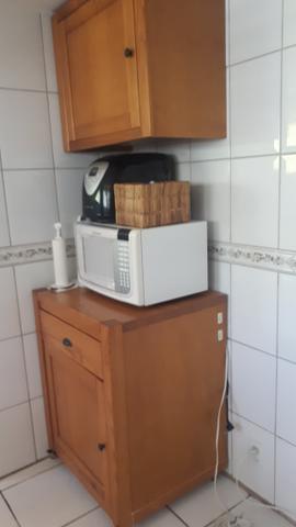Armários e bancada granito.