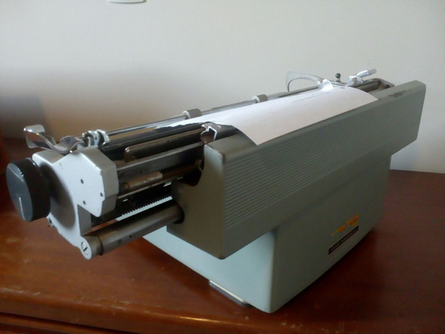 Máquina de escrever antiga Olivetti