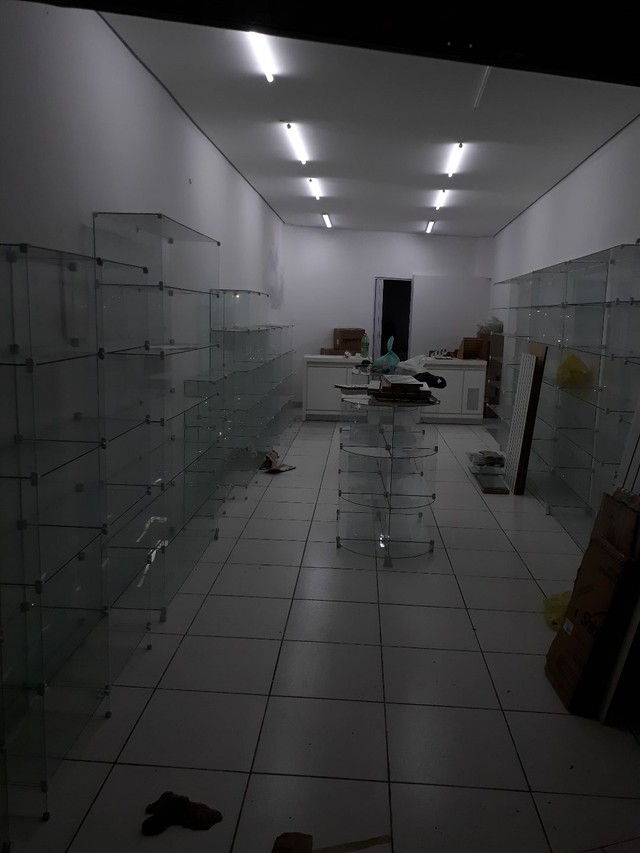 Montagem, desmontagem - balcões , prateleiras  modulados de vidros e telas.