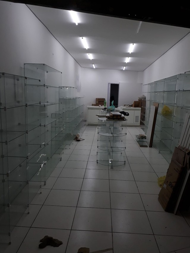 Montagem, desmontagem - balcões , prateleiras  modulados de vidros e telas. - Foto 2