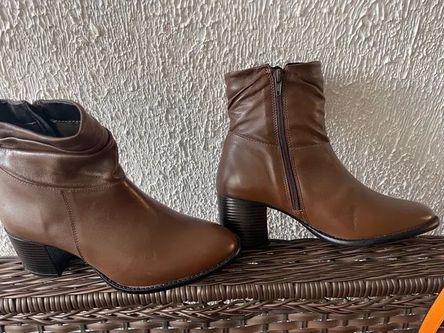 Bota linda em couro nova calça 38