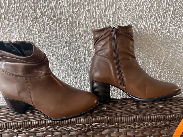 Bota linda em couro nova calça 38