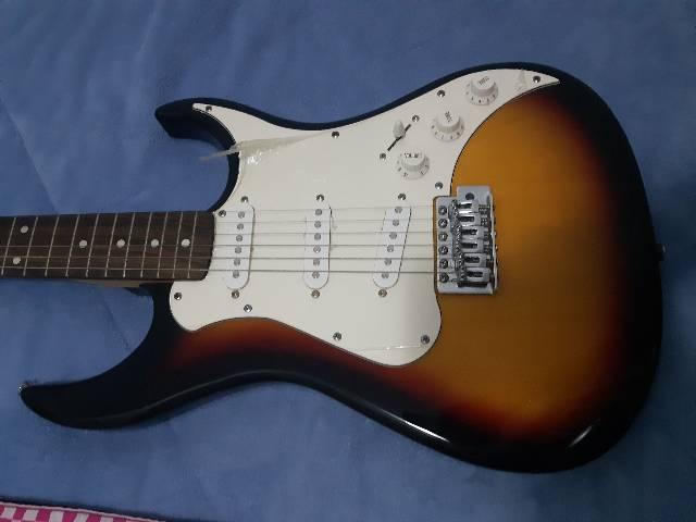 Guitarra e caixa amplificador