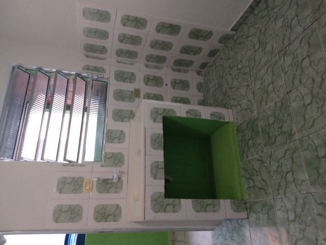 Um quarto com um banheiro - Foto 15