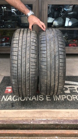 Par de pneus Bridgestone Turanza (um deles com detalhe)