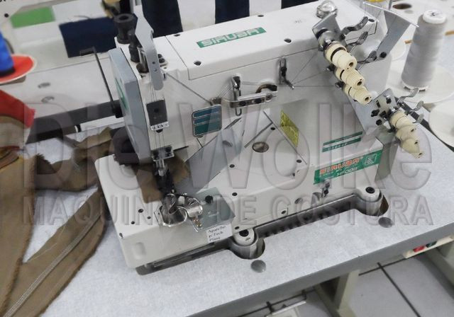 Fechadeira Plana 3 agulhas - Máquina de Costura Usada - Foto 2
