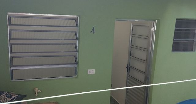 Um quarto com um banheiro