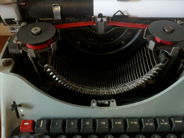 Máquina de escrever antiga Olivetti - Foto 5