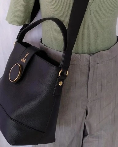 Vizzano bolsa de lado e de mão pequena couro preta - Foto 2