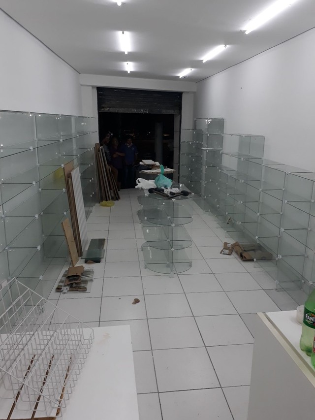 Montagem, desmontagem - balcões , prateleiras  modulados de vidros e telas. - Foto 3
