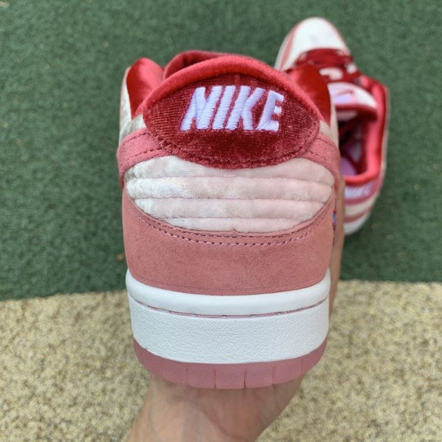 Tênis Nike SB Dunk Low X Strangelove  - Foto 4