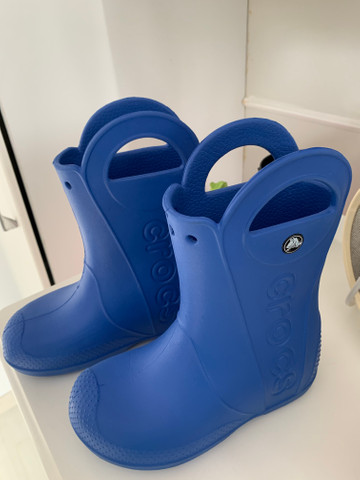 bota crocs infantil
