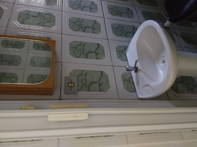 Um quarto com um banheiro - Foto 5