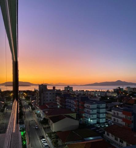 Apartamento amplo com vista para o mar - Praia Comprida