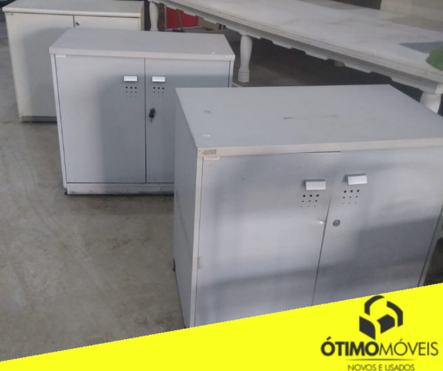 Armário baixo com 2 portas e 1 prateleira a partir de 149,99