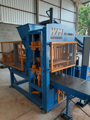 Máquina de blocos e pisos de concreto automática