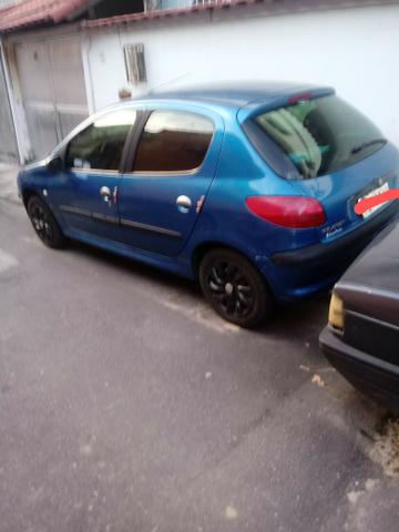 Peugeot 206 2004 1.0 com ar vidro e trava carro muito inteiro