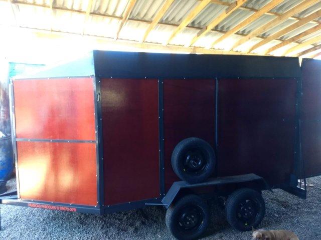 Reboque de dois cavalos modelo alongado