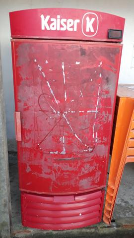 Freezer vertical pequeno.