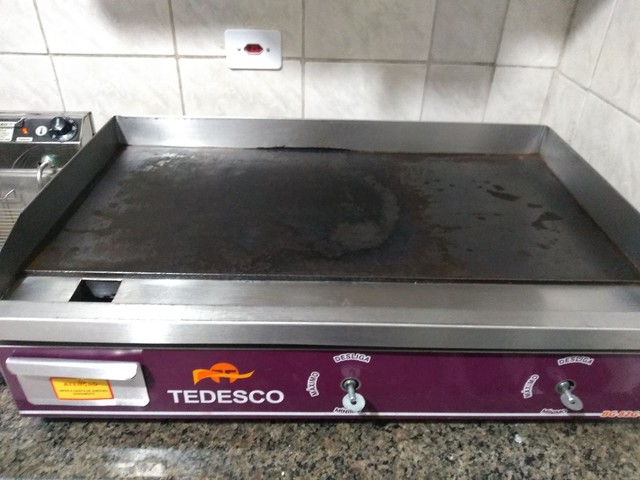 Chapa de lanche bifeteria ,fritadeira elétrica 5 litros 220w ,Mesa. 