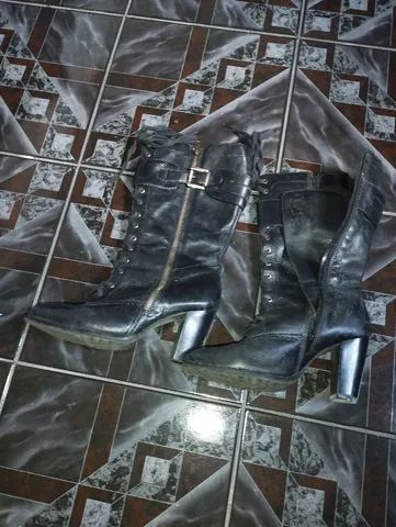 Botas em couro