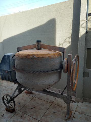 Vendo bitorneira com poucos dias de uso completa por 1.200. 400 litro