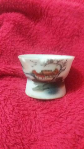 Antigo copinho de saquê em porcelana e fundo vitrio