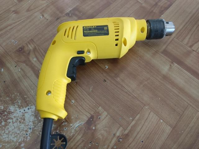 Furadeira parafusadeira stanley 600w R$175,00 a vista novo sem uso com garantia - Foto 2