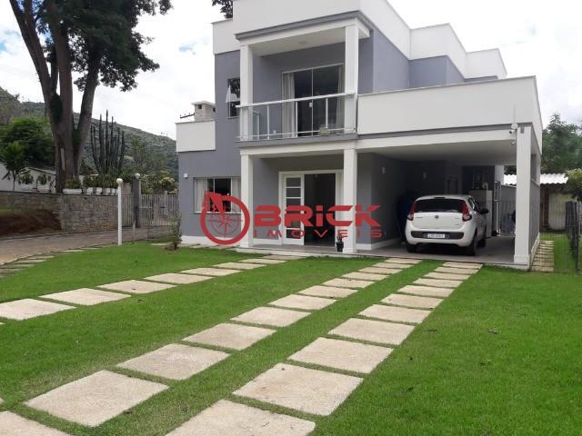 Charmosa casa em condomínio com 4 quartos sendo 2 suítes no Parque do Imbuí