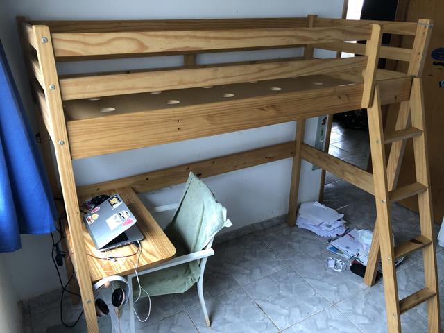 Cama beliche com escrivaninha Tok Stok