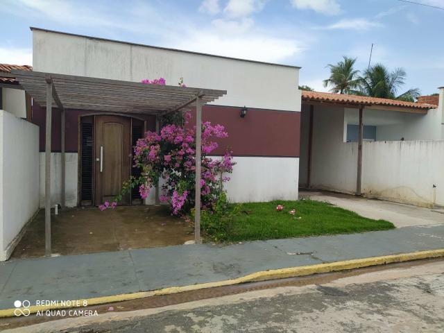 Casa em residencial fechado com area de lazer com Psicina e churrasqueira