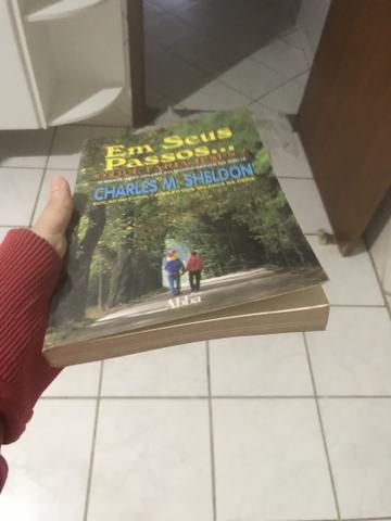 Livro Em seus passos.o que faria Jesus? - Foto 3