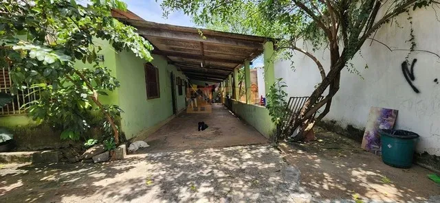 Lote de Esquina, com 3 Casas, Investir ou Morar