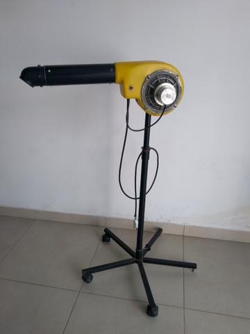 Secador com pedestal e rodízio amarelo