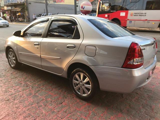 Toyota Etios sedan xls 1.5 automatico 2017 zero de entrada - Foto 2