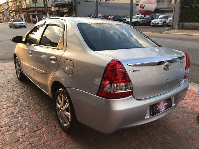 Toyota Etios sedan xls 1.5 automatico 2017 zero de entrada - Foto 11