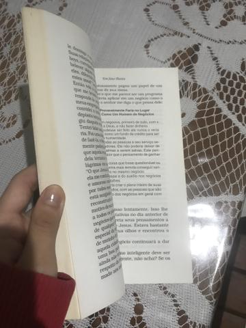 Livro Em seus passos.o que faria Jesus? - Foto 2