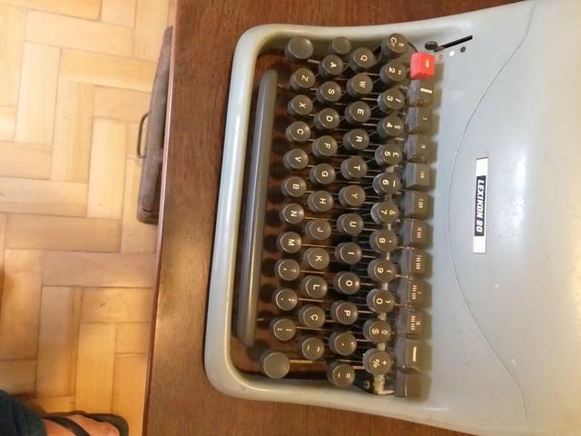 Máquina de escrever Olivetti Lexikon 80
