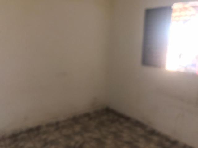 Aluga casa 2qts jardiam caravelas no fundo do condominio madri - Foto 3