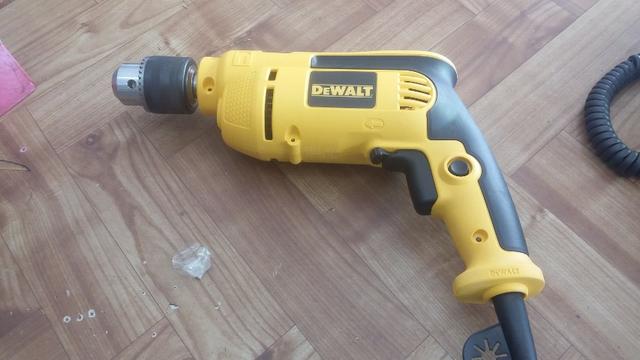 Furadeira dewat 710w R$250,00 a vista novo sem uso com garantia - Foto 2