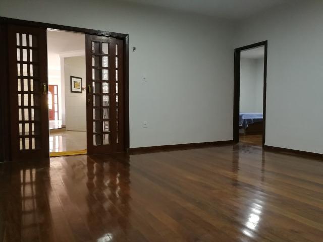 Reformada! 05 quartos, 02 suítes, 01 com closet, piscina, próx EPTG - Foto 8
