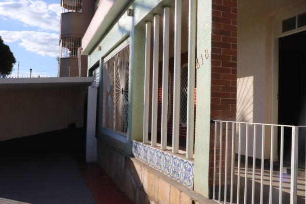Casa com 3 quartos - Bairro Setor Aeroporto em Goiânia - Foto 2