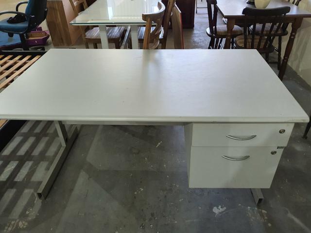 Mesa de escritório com 2 gavetas