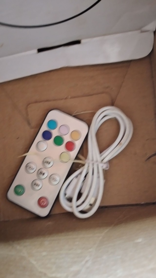 Caixa de som Bluetooth e Abajur colorido em um só produto 