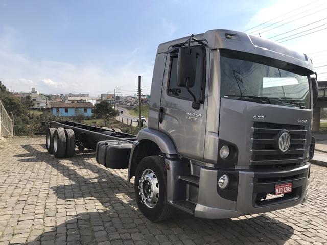 Caminhão vw 24250 chassis 10,50 - Foto 2