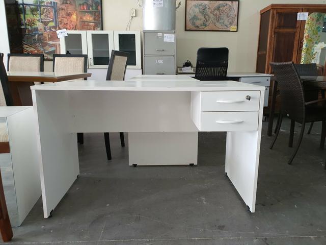 Mesa de escritório branca