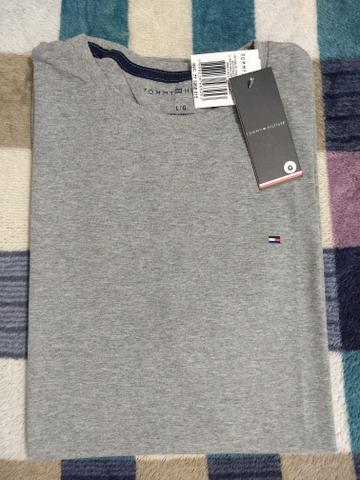 Camiseta TH bordado