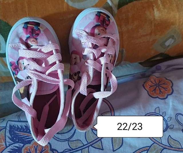 roupas e sapatos infantis