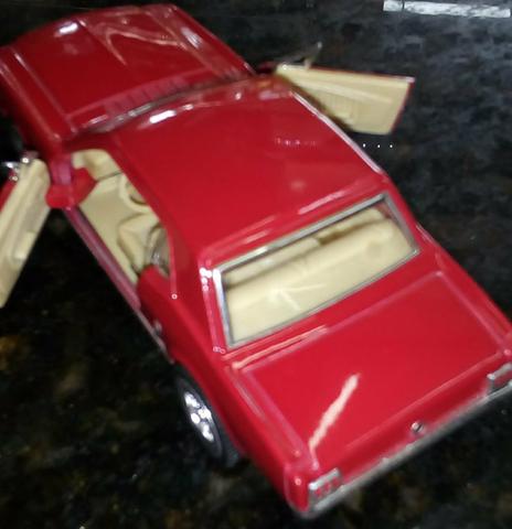 Carrinho de Metal de um Mustang